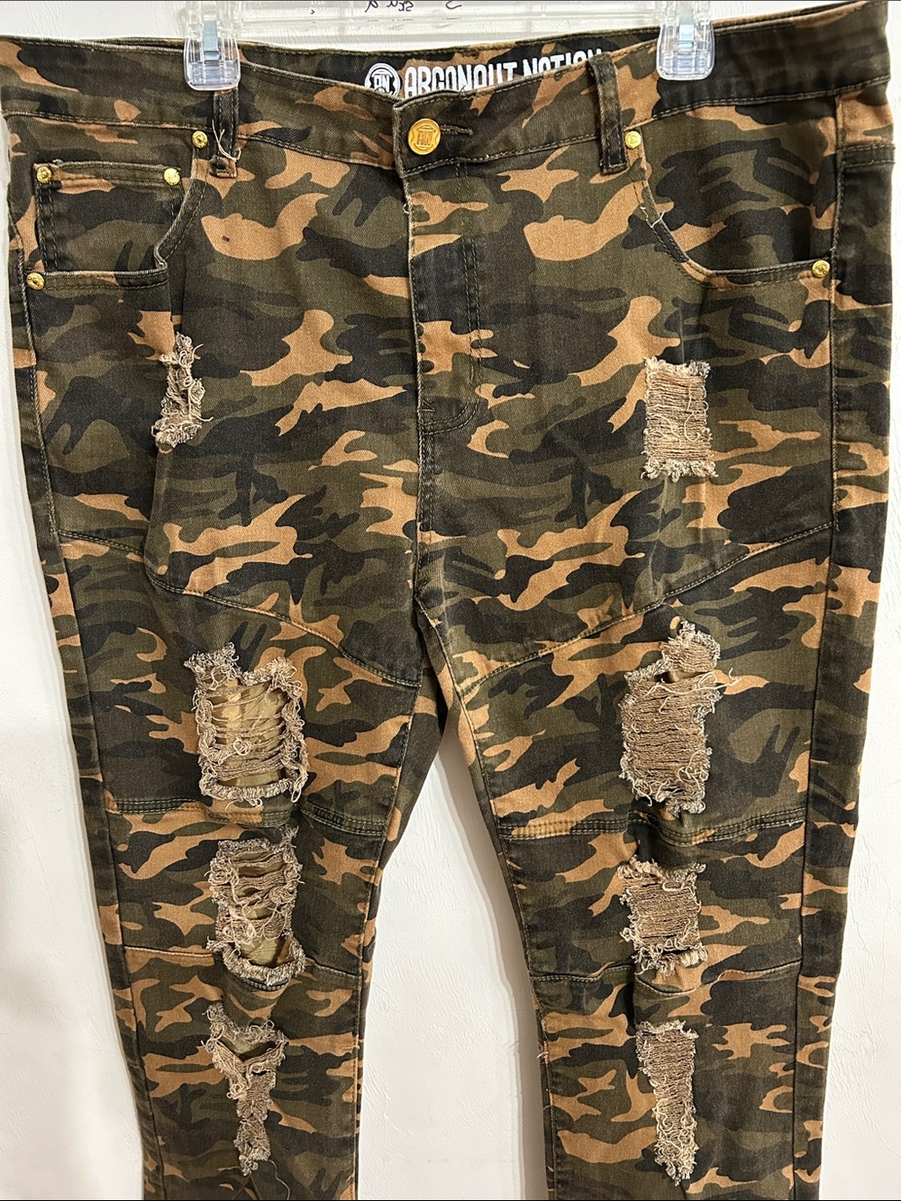 Argonaut Nation Men’s Camouflage Distressed Cargo Jeans 42/32
